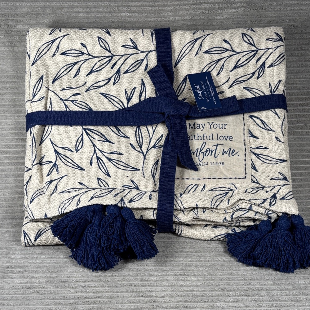Martha and Mary Blue & White Leaf Pattern Comfort Throw Blanket 61”W x 52”H NWT